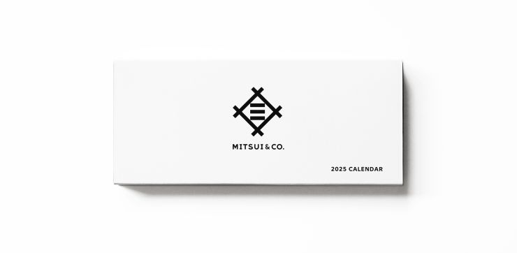 三井物産の企業カレンダー。白い箱に入ったシンプルで洗練されたデザイン。