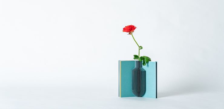 本のページが花瓶の形で、開くと立体的になり実際に一輪挿しとして使える本。